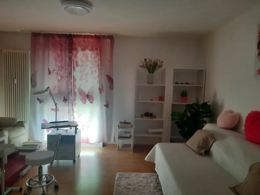 A Réka Pediküre szalon tágas, világos belső tere kezelőággyal Arbonban